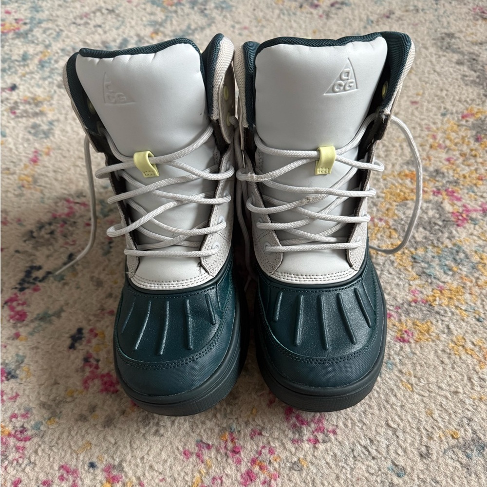 Nike Kids Snow Boots in White and Dark Green